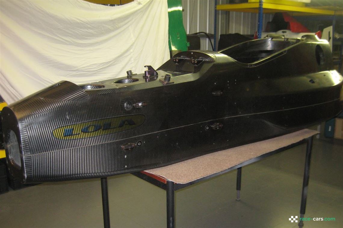 lola-b9900-champ-car-carbon-tub---new-old-sto