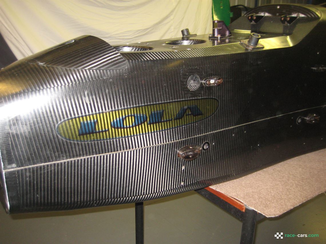 lola-b9900-champ-car-carbon-tub---new-old-sto